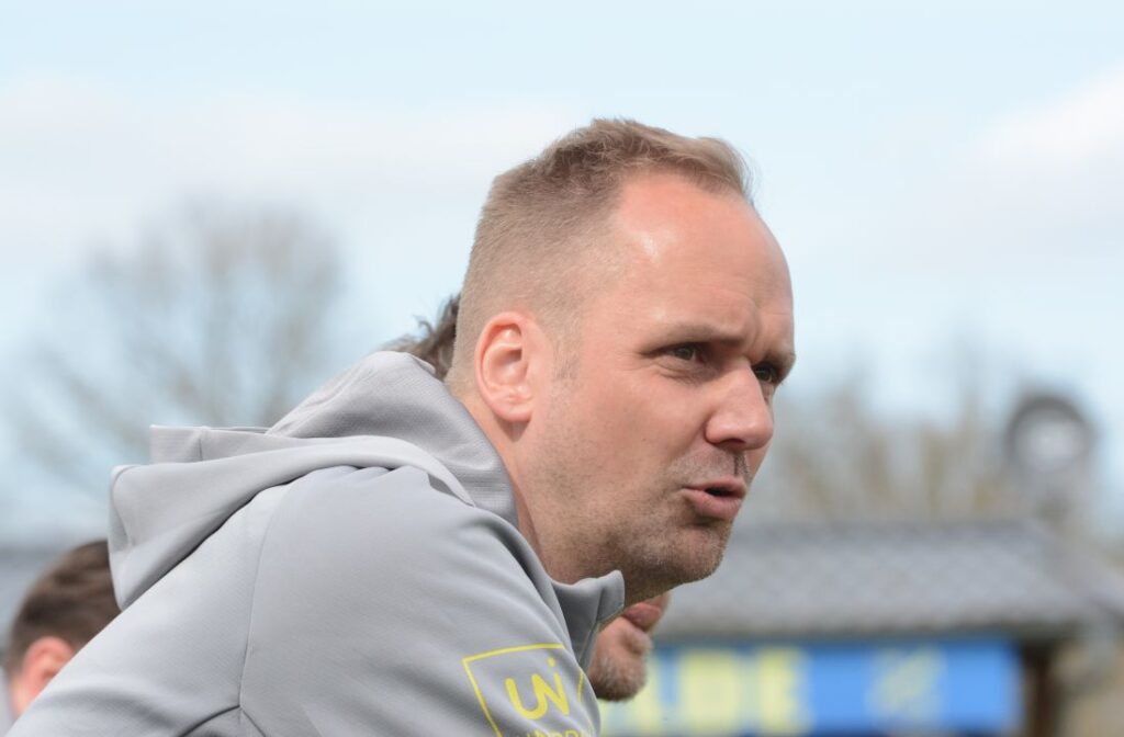 Coach Björn Sörensen hat für 2 Jahre beim SV Todesfelde verlängert © Olaf Wegerich