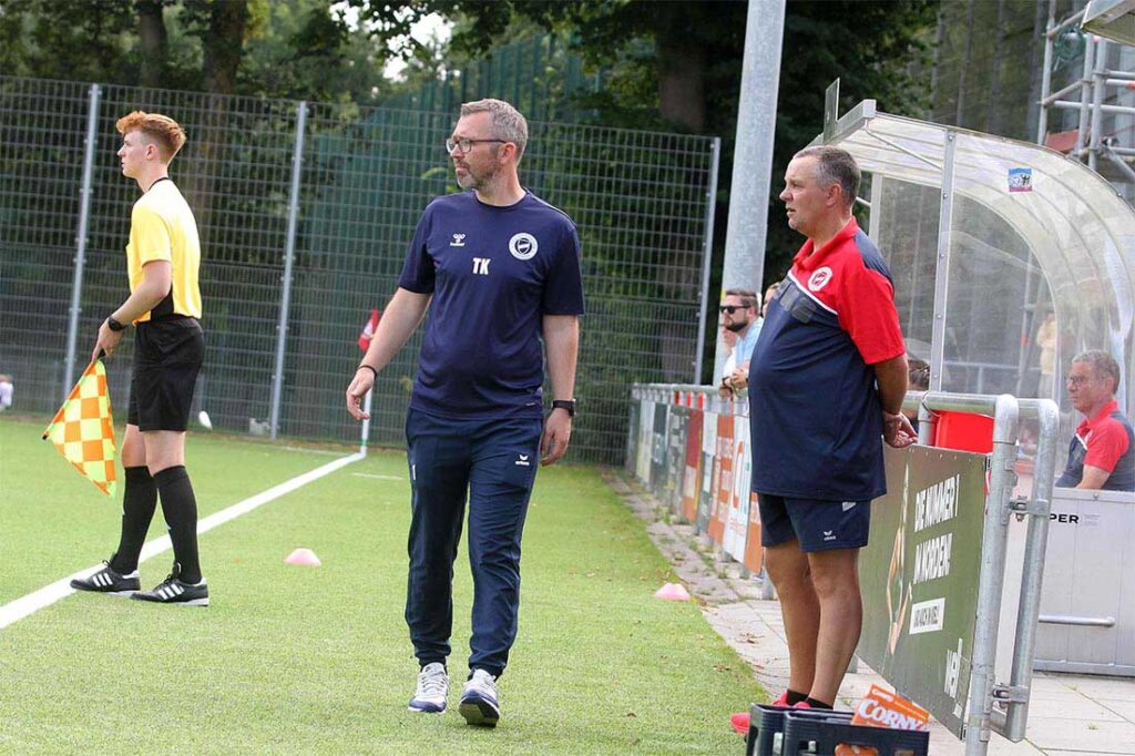 Das Satruper Trainerduo Thomas Knuth (li.) und Lars Meyerc dürfen mit der guten Vorstellung ihrer Elf gegen ein Kilia Kiel in Topform hochzufrieden sein, auch wenn es keinen Punkt gab. © 2025 I