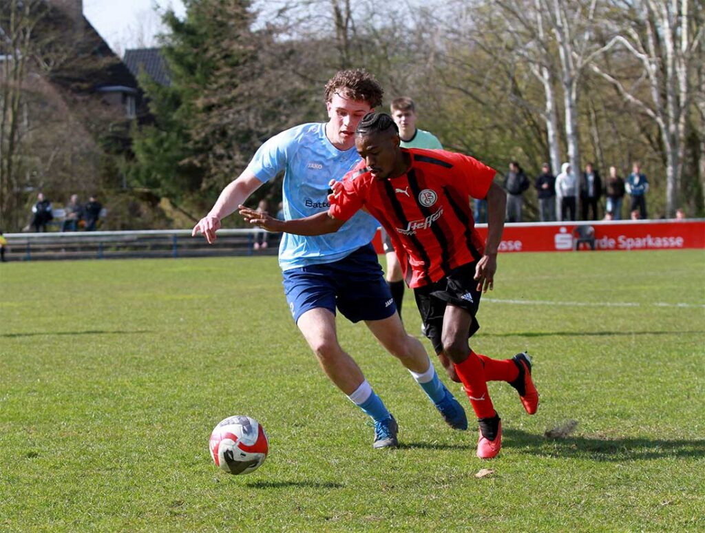 Delpiero Bamm (Probsteier SG), hier gegen Luis Mlinski (li., Suchsdorfer SV), hatte zwei Hochkaräter, bei den Bamm den nicht Startkopf fand. © 2026 Ismail Yesilyurt