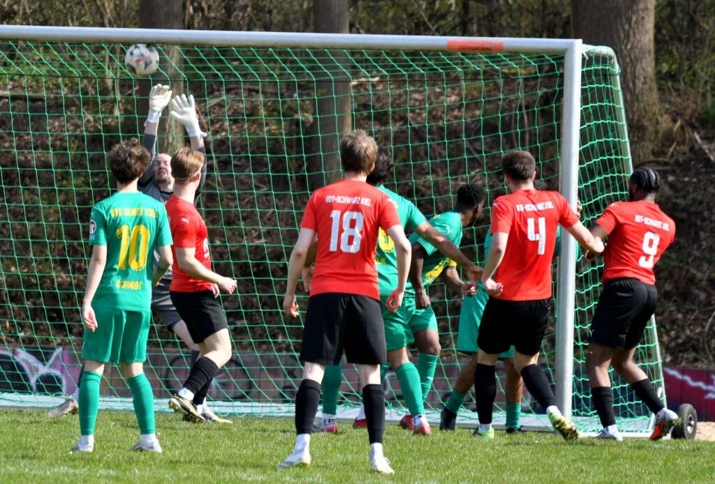 Die Entscheidung - Das 3:1 für Rot-Schwarz Kiel. © 2026 Jörg Moritz