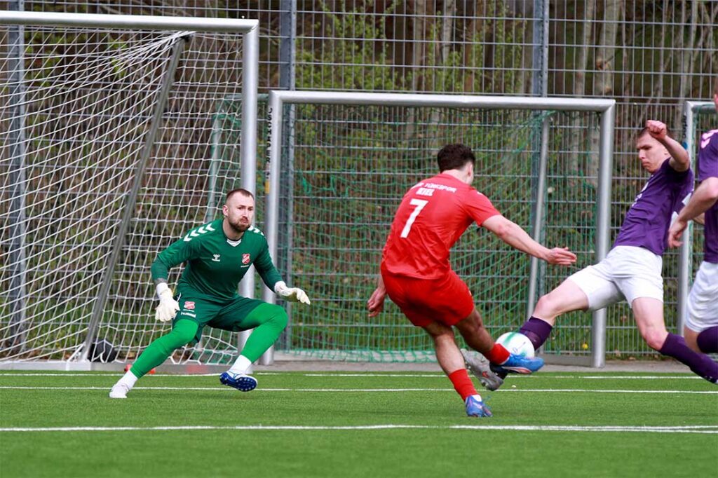 Die Riesenchance für Serkan Yildirimer (Inter Türkspor Kiel) zum 1-1. Doch Vladyslaw Shkuropatov (re., SV Eichede) hat wohl noch die Fußspitze dazwischen. © 2026 Ismail Yesilyurt