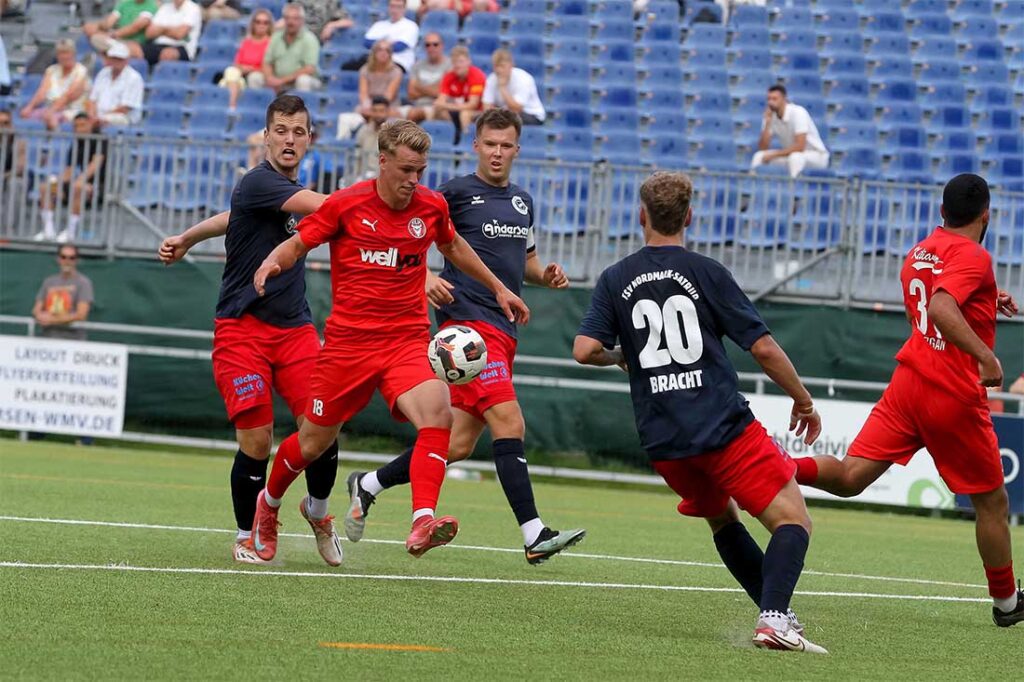 Die Satruper verteidigten mit voller Leidenschaft im Rückspiel - wie hier im Hinspiel gegen Paul Meseberg. © 2025 Ismail Yesilyurt