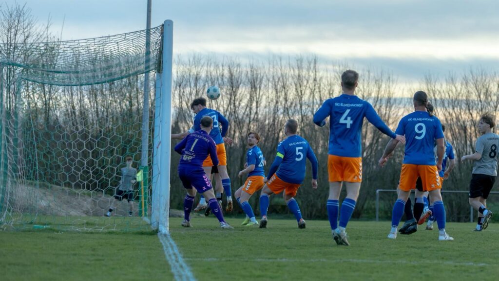 Diesen Eckball des GW Siebenbäumen kann die SIF Elmenhorst abwehren. © 2026 11ven Pixel