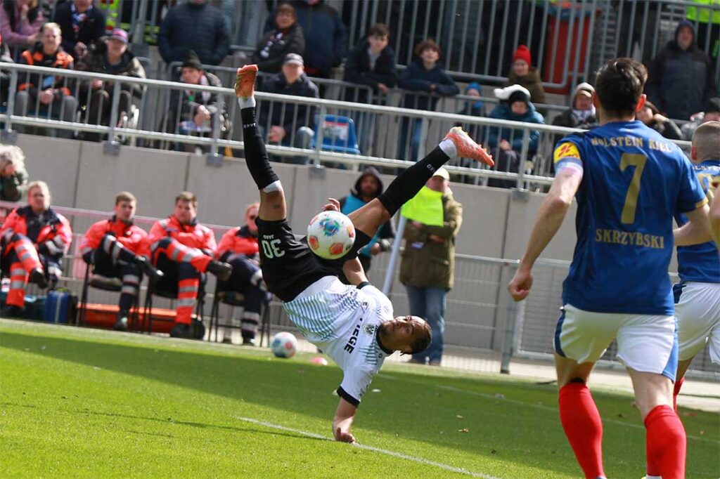 Dieser Fallrückzieher von Etienne Amenyido (Preußen Münster) am Torraum missglückt zum Glück für Holstein Kiel. © 2026 Ismail Yesilyurt