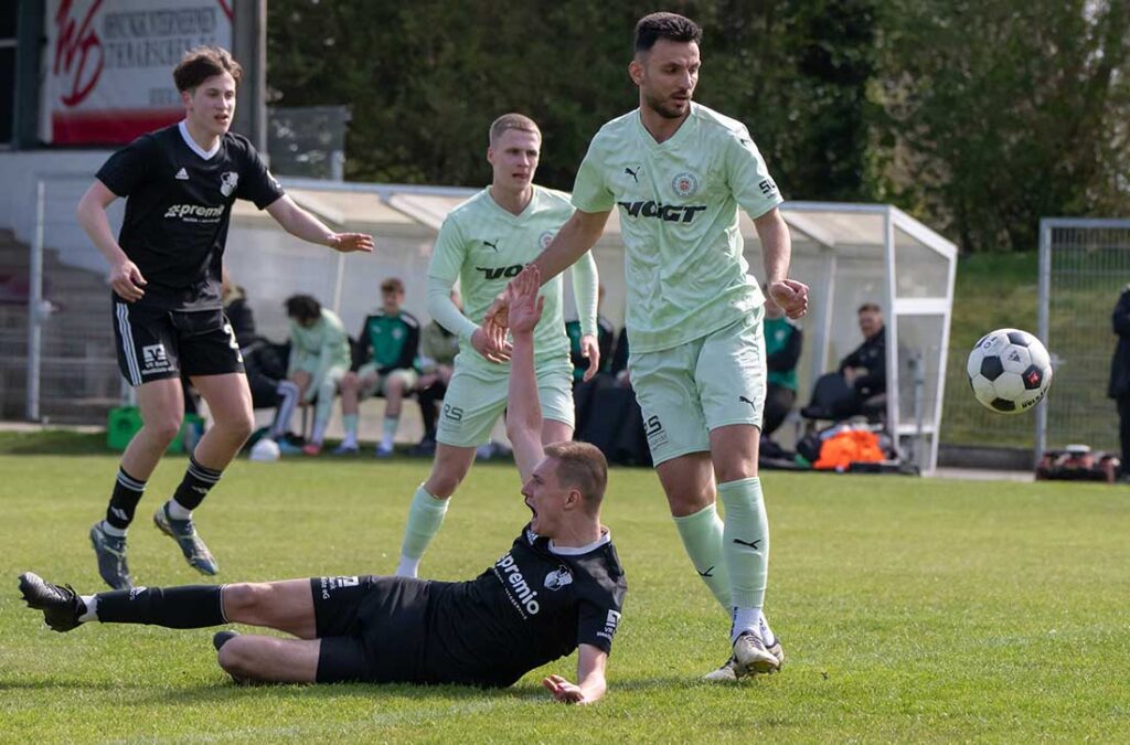 Doppeltorschütze Marvin Wolf (Heider SV) reklamiert ein Foulspiel von Geart Latifi (PSV Neumünster). © 2026 Volker Schlichting