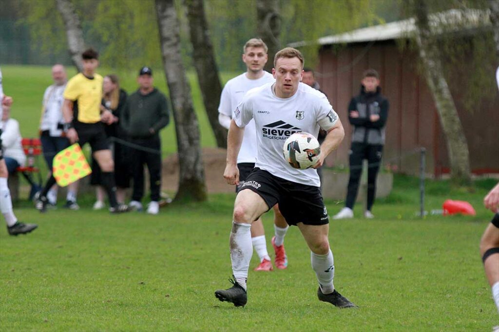 Eckernfördes Kapitän Julian Zülsdorff, nominell in der zentralen Abwehrkette mit zwei Schienenspieler, war überall auf dem Platz zu finden - hinten, vorne und dazwischen. © 2026 Ismail Yesilyurt