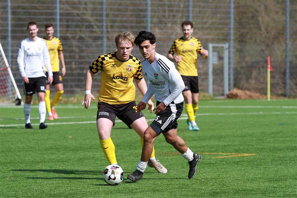 Emre Boz (TSV Kronshagen) wurde sehr oft gesucht von den Mitspielern. Hinten Tade Traber (SV Frisia Risum-Lindholm). © 2026 Ismail Yesilyurt