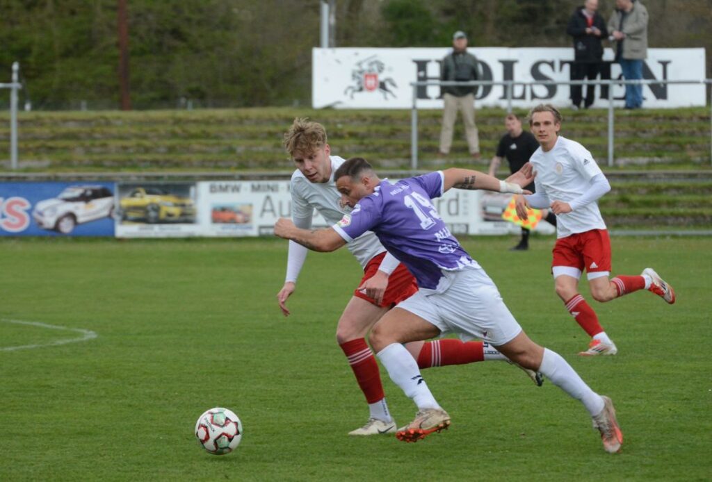 Energischer Antritt von Kastriot Alija (VfR Neumünster) gegen Marvin Freund (Oldenburger SV) © 2026 Olaf Wegerich