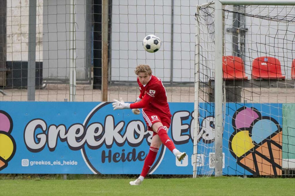Erstmals in der Oberliga tätig - Bennit Rohloff (Heider SV) gegen Preußen Reinfeld. © 2026 Volker Schlichting