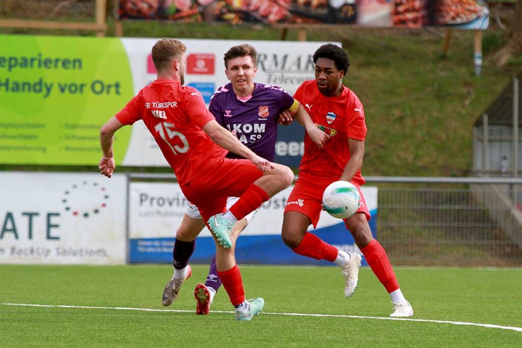 Evgenij Bieche (SV Eichede), der nächste Saison nicht mehr beim SVE aktiv ist, gegen Denzel Imasün (re.) und Till Börner (Inter Türkspor Kiel). © 2026 Ismail Yesilyurt