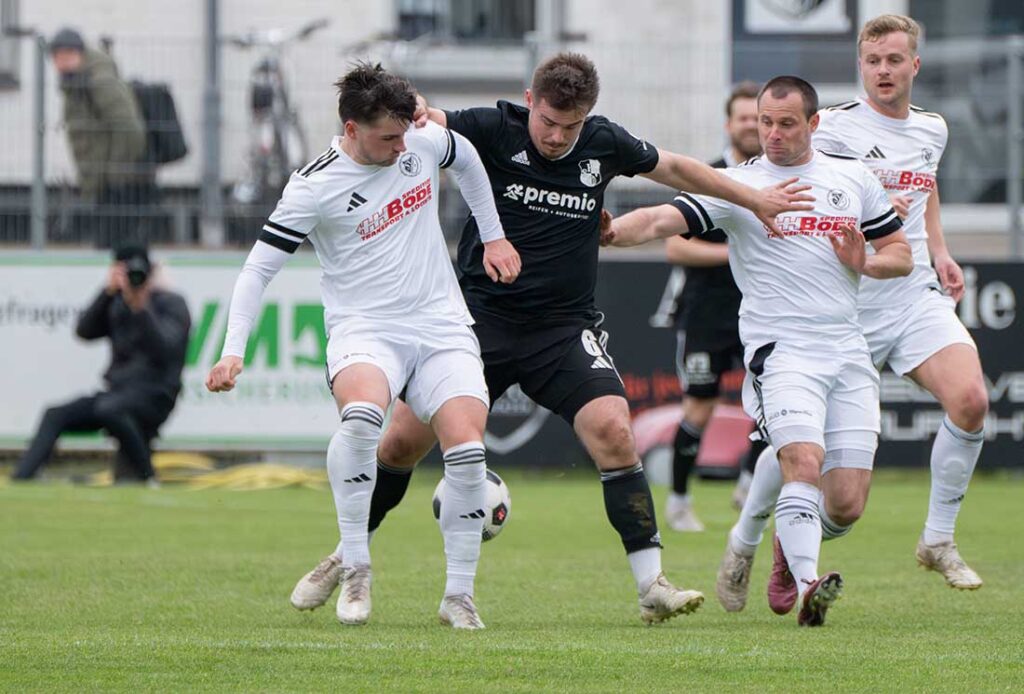 Fabian Arndt (Heider SV) hält sich geich zwei Reinfelder vom Leibe. Jonas Dürr und rechts Tim Vogel . © 2026 Volker Schlichting.jpg