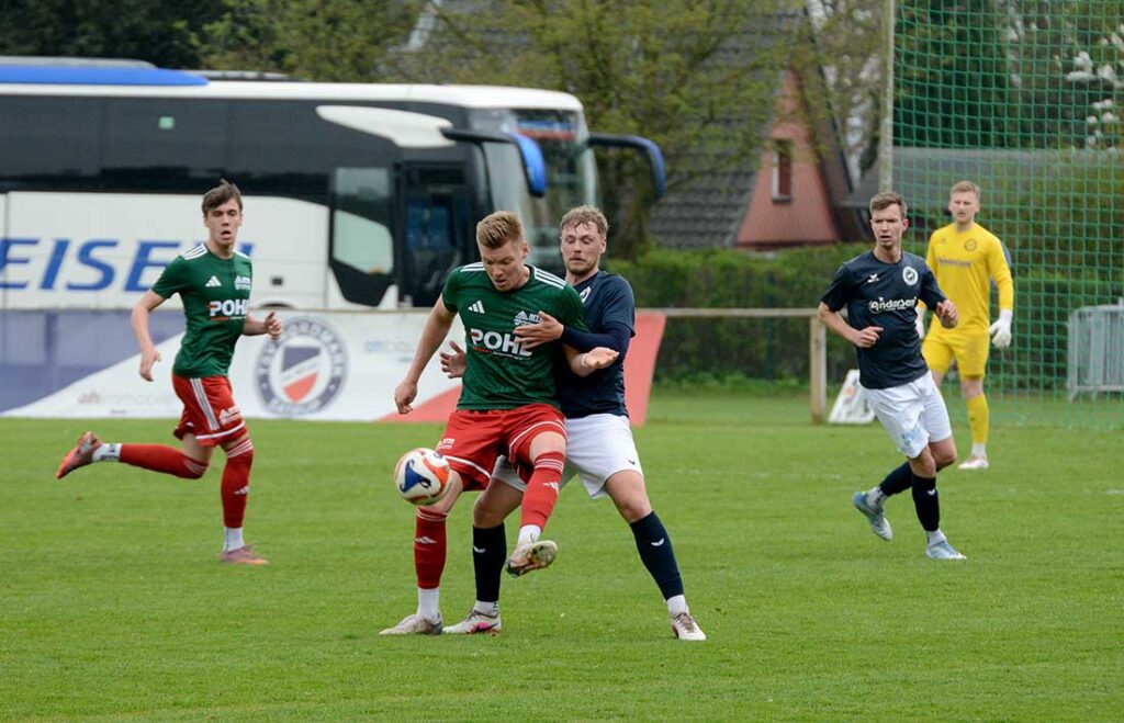 Fabian Engbrecht (MTSV Hohenwestedt) gegen Christian Reimer (Nordmark Satrup) © 2026 Olaf Wegerich