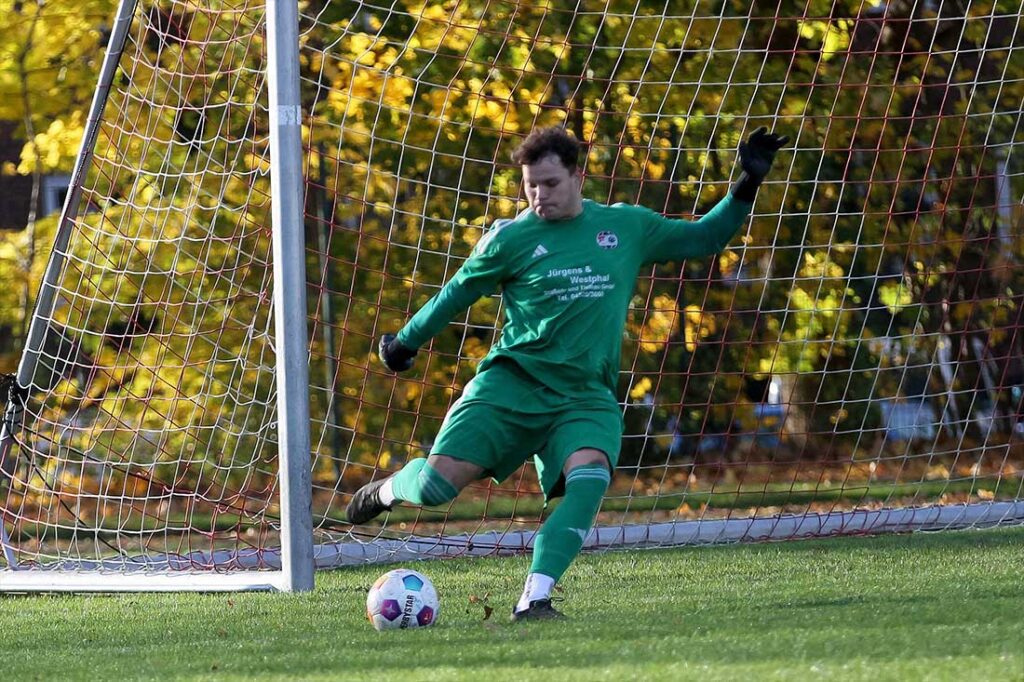 Fabian Schacht (SG Sarau-Bosau) verhinderte eine höhere Niederlage gegen den Suchsdorfer SV. © 2025 Ismail Yesilyurt