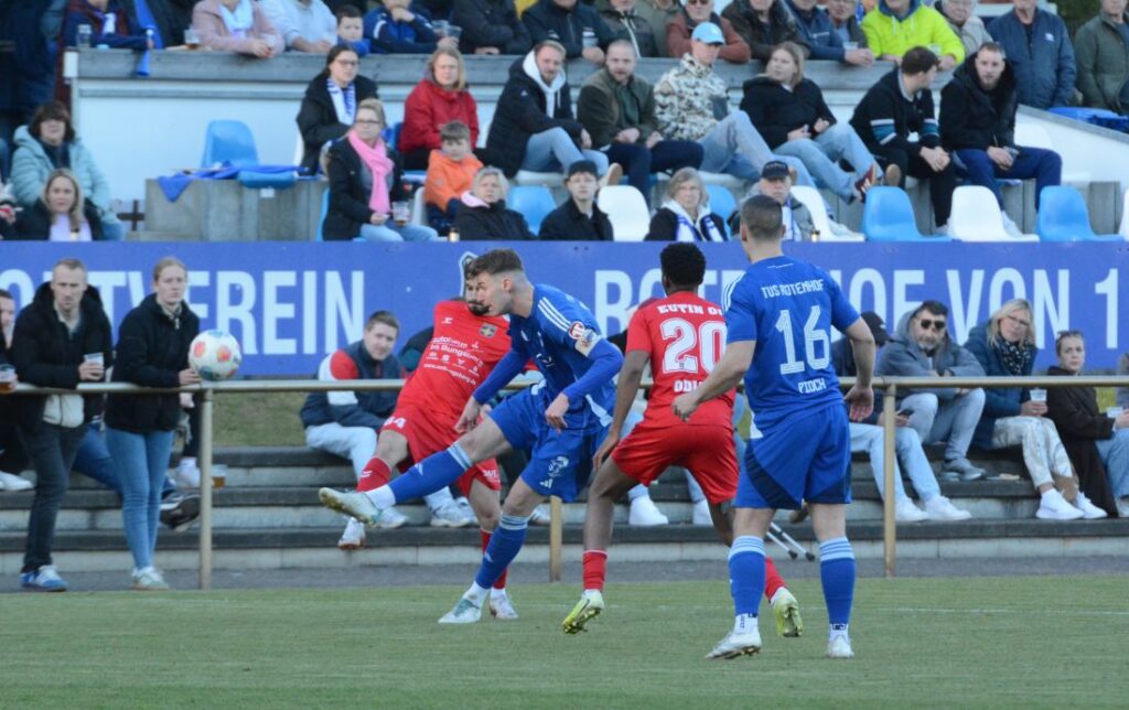 Felix Knuth (TUS Rotenhof) gegen Hussein Sharba (li) und Noah Odiase (Eutin 08). © 2026 Olaf Wegerich