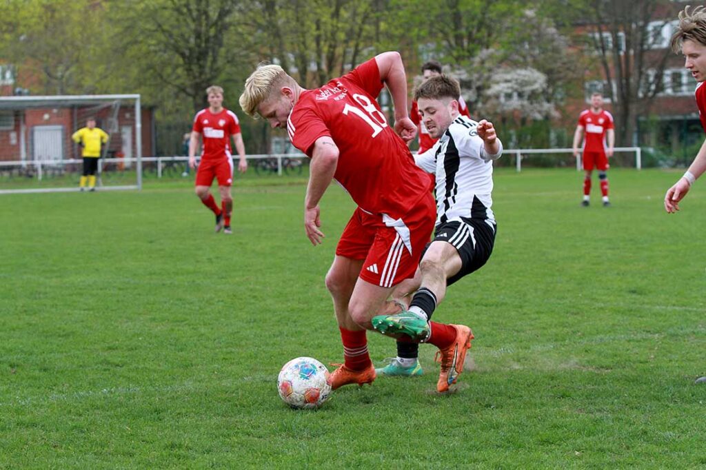 Felix Stender (Kieler MTV) gegen Terrier Linus Mordhorst (re.), dem besten Heikendorfer Spieler am Sonntag. © 2026 Ismail Yesilyurt