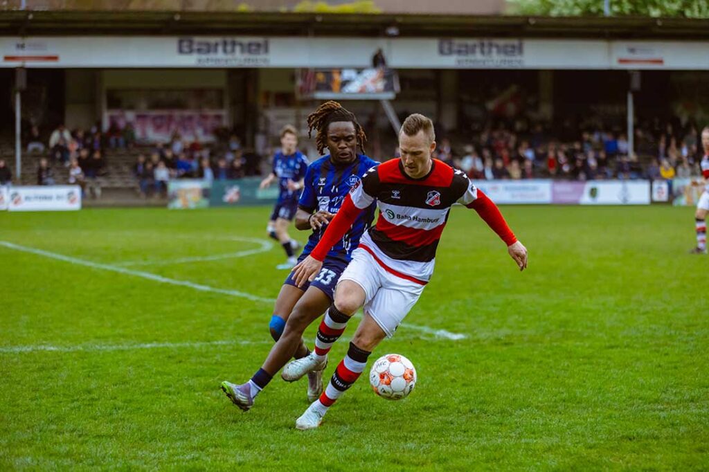 Göttel (Altona 93, am Ball ) gegen Anubodem (VfB Oldenburg). © 11ven Pixel