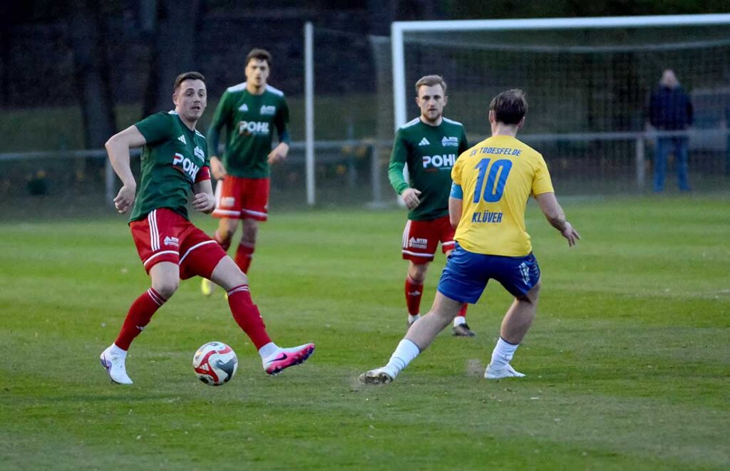 Henrik Schnoor (MTSV Hohenwestedt) leitet eine Offensivaktion ein. © 2026 Olaf Wegerich