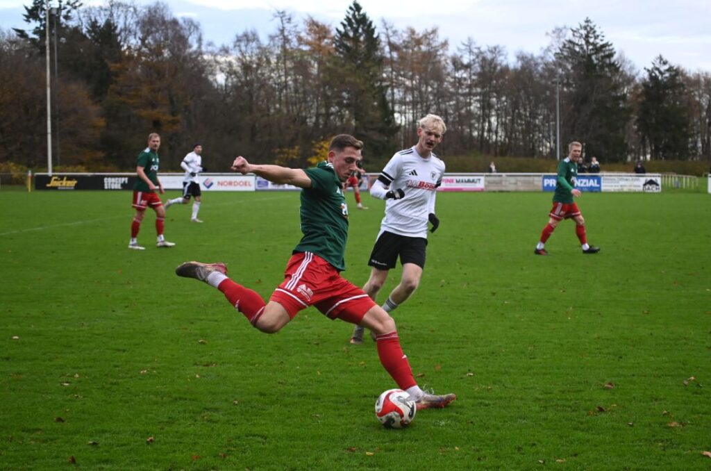 Henrik Schnoor (MTSV) gegen Lennox Beck (Reinfeld). © 2026 Olaf Wegerich