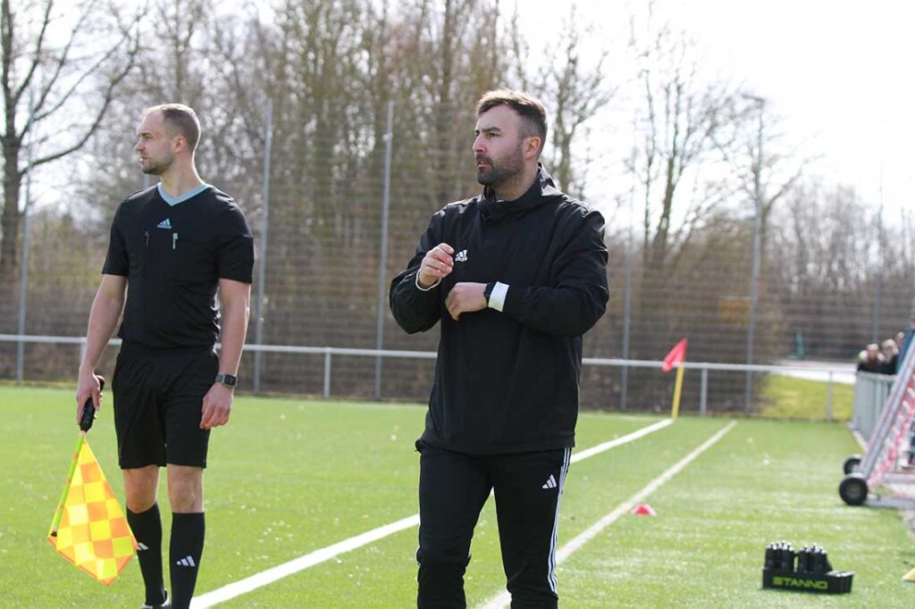 Herzlichen Glückwunsch - zum 33. Geburtstag gab es für Cheftrainer Coskun Yamak (TSV Kronshagen) im Abstiegskampf einen Punkt gegen Frisia Risum-Lindholm. © 2026 Ismail Yesilyurt