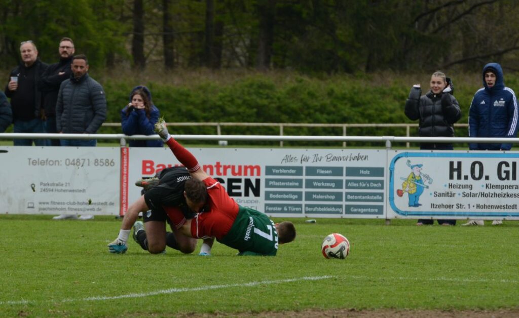Hier bringt Torhüter Justin Sörensen (TUS Rotenhof) Thies Kochanski (MTSV Hohenwestedt) zu Fall. © 2026 Olaf Wegerich.JPG