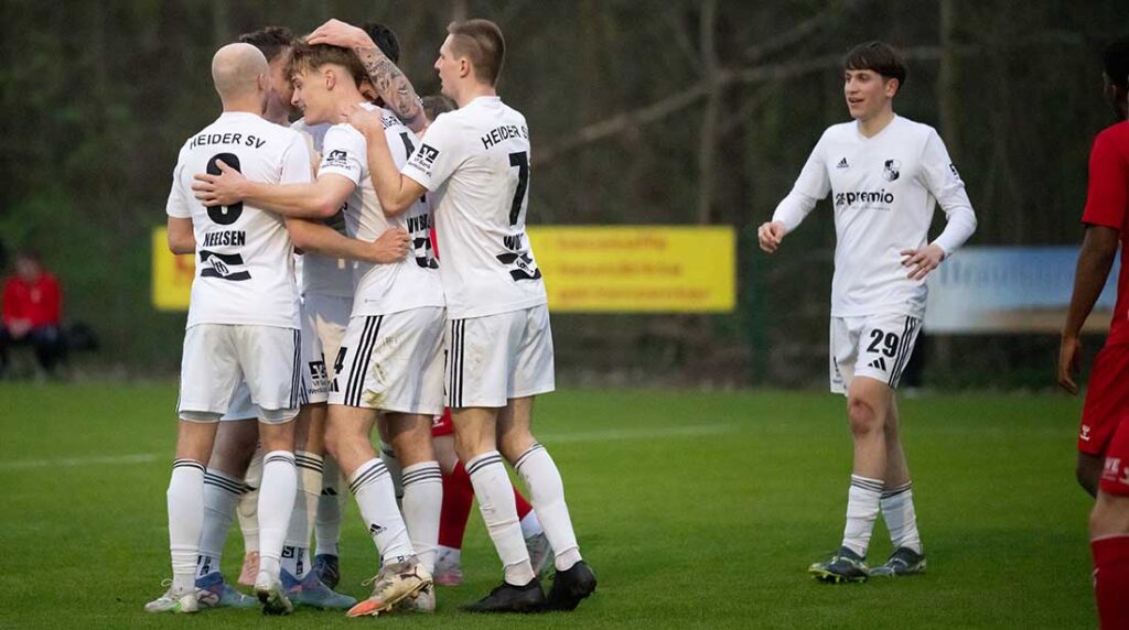 Hier ist die Fußball-Welt des Heider SV noch auf Wolke sieben. © 2026 Volker Schlichting