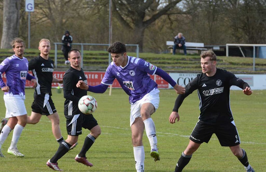 Ilir Serifi (VfR) gegen Vogel (li) und Kaben (Reinfeld). © 2026 Olaf Wegerich