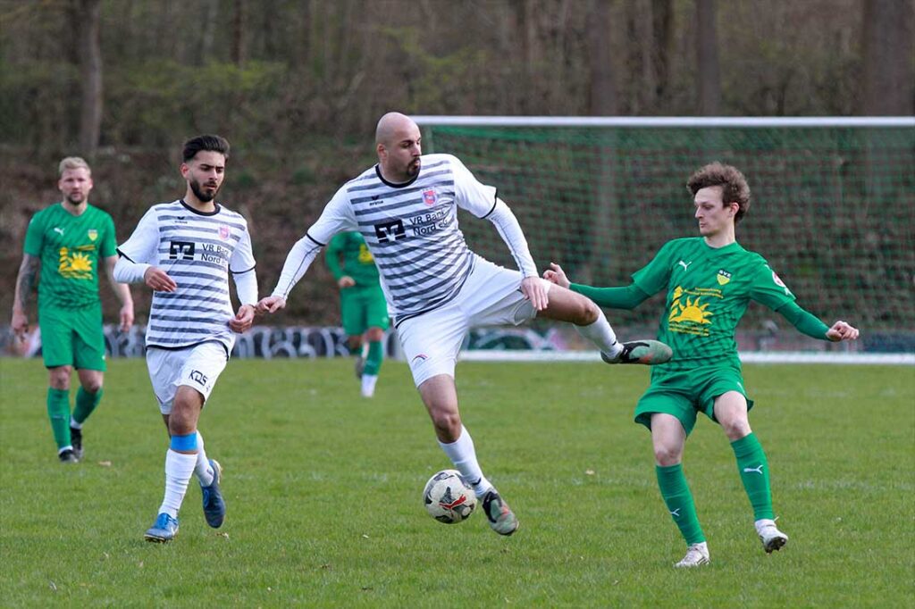 In Schieflage wie lange Zeit im Hinspiel gerieten Saffet Yildirim und der TSV Friedrichsberg nicht. rechts Niklas Schmidt (SVE Comet). © 2026 Ismail Yesilyurt