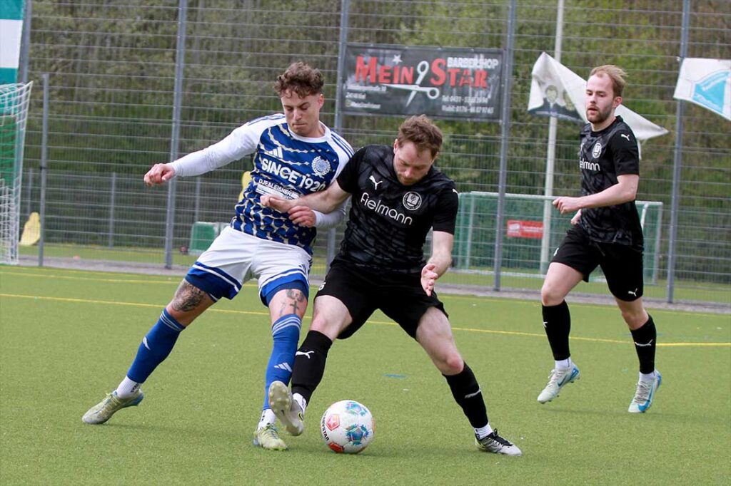 In der kampfstarken  Partie wurde weder sich selbst noch der Gegner geschont. Hier ist Justin Pein (TSV Rantrum) mit vollem Einsatz gegen Daniel Grossmann (re., TSV Klausdorf) dabei. © 2026 Ismail Yesilyurt