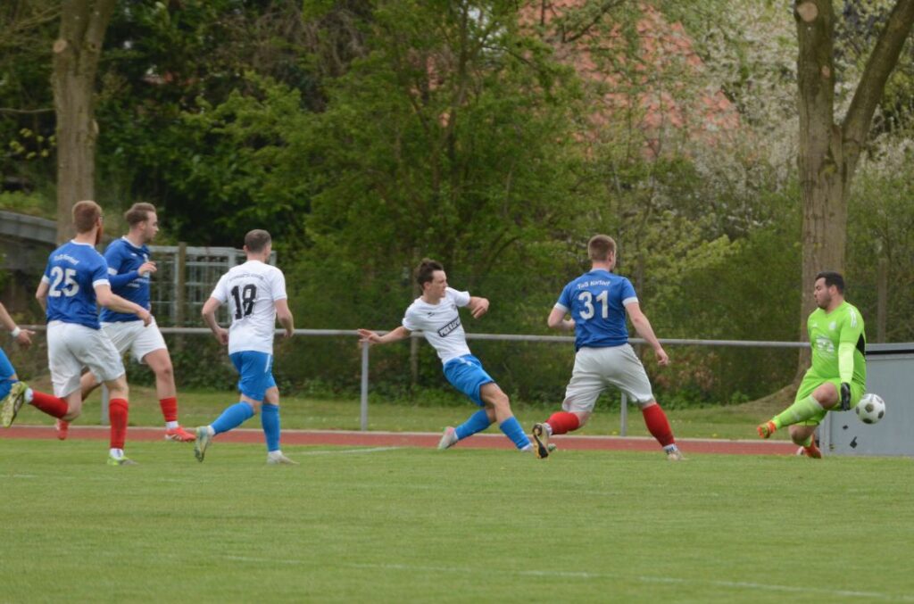 Jaden Döbler erzielt den zweiten Treffer für den SV Bönebüttel-Husberg.  © 2026 Olaf Wegerich