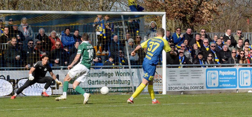 Janek Sternberg trifft zum 2-0 für Tofe. © 2026 Olaf Wegerich