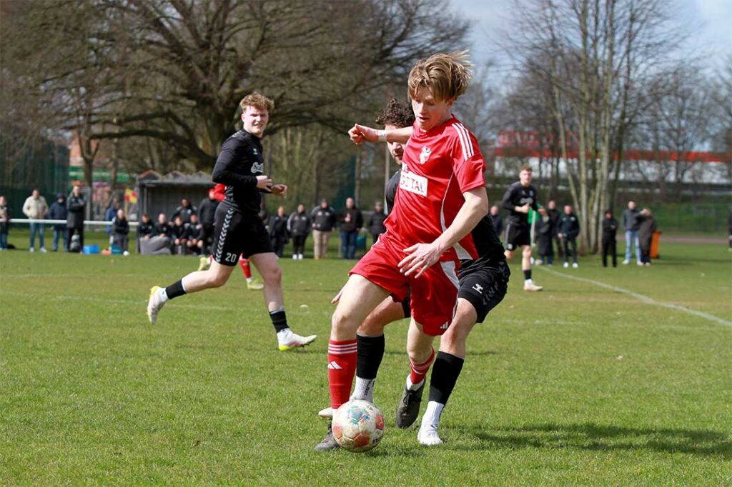 Janne Rudolph (Kieler MTV), hier gegen Danny Brack (SVG Pönitz) sorgte mit seiner Schnelligkeit für viel Gefahr. © 2026 Ismail Yesilyurt 