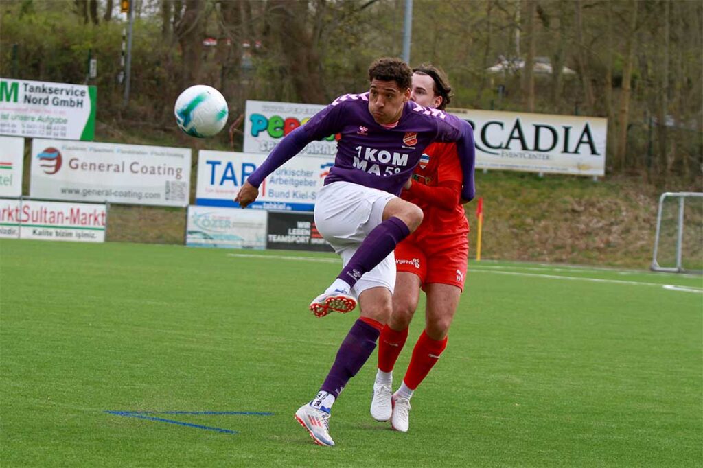 Jens Wollesen (SV Eichede) schirmt den Ball gegen Moritz Haye (Inter Türkspor Kiel) ab. © 2026 Ismail Yesilyurt