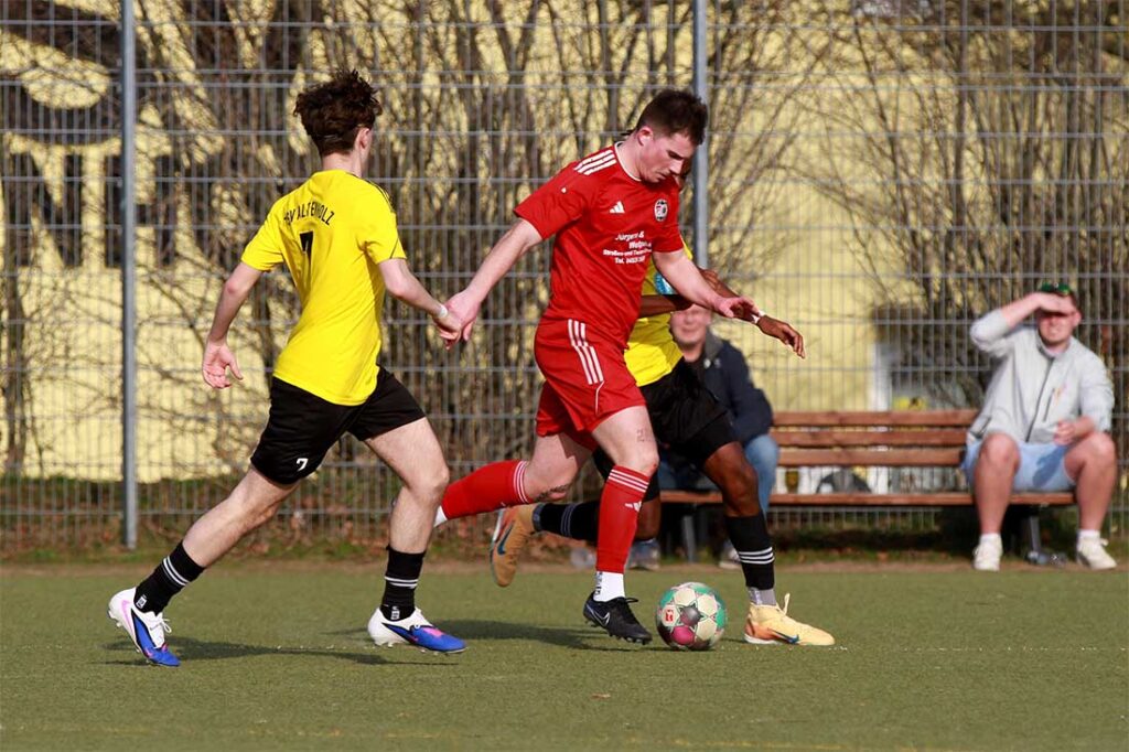Jesse Jannsen (am Ball, SG Sarau-Bosau) traf zum 5:2 für die SG. © 2026 Ismail Yesilyurt