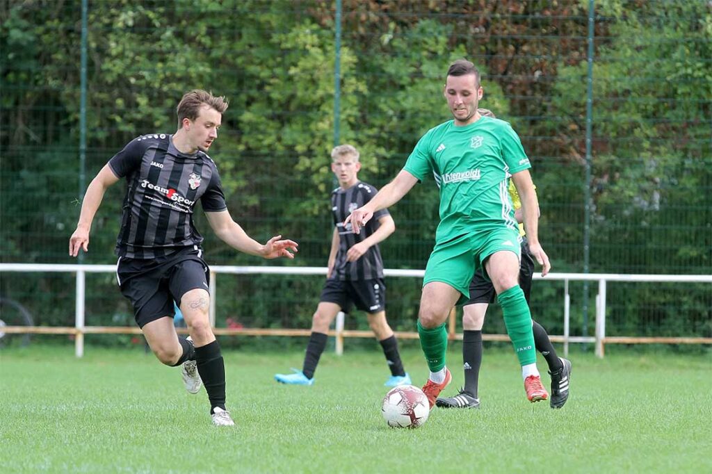 Jonas Kock (re.) und der TSV Gremersdorf zeigten beim Wiker SV eine ansprechende Leistung. © 2025 Ismail Yesilyurt