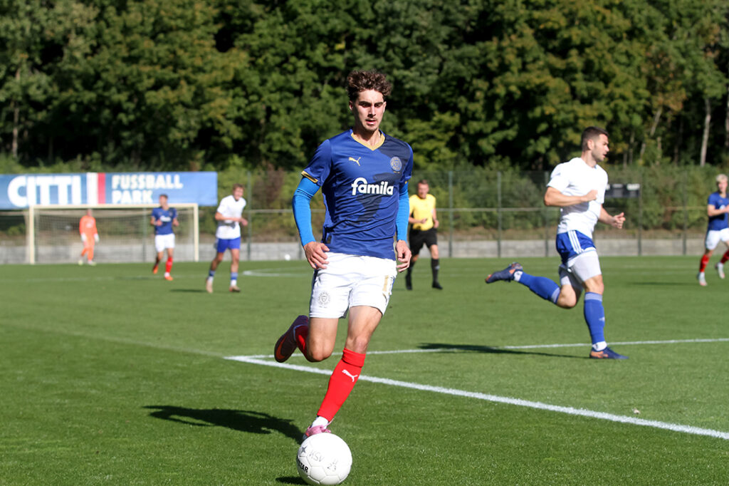 Jorden Winter (Holstein Kiel II), hier im Hinspiel gegen den Oldenburger SV, sorgte mit dem 2-0 für eine gute Basis. © 2025 Ismail Yesilyurt