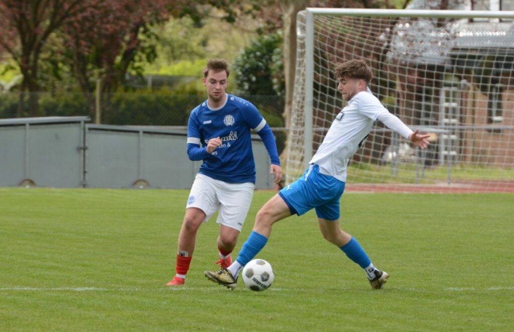 Julian Oelgenmöller (TUS Nortorf II) gegen Lukas Freitag (SV Bönebüttel-Husberg). © 2026 Olaf Wegerich