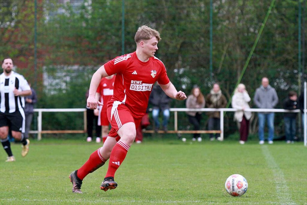 Justus Bayer (Kieler MTV) zog es in der Schlussphase aus der Abwehr in den Angriff. © 2026 Ismail Yesilyurt