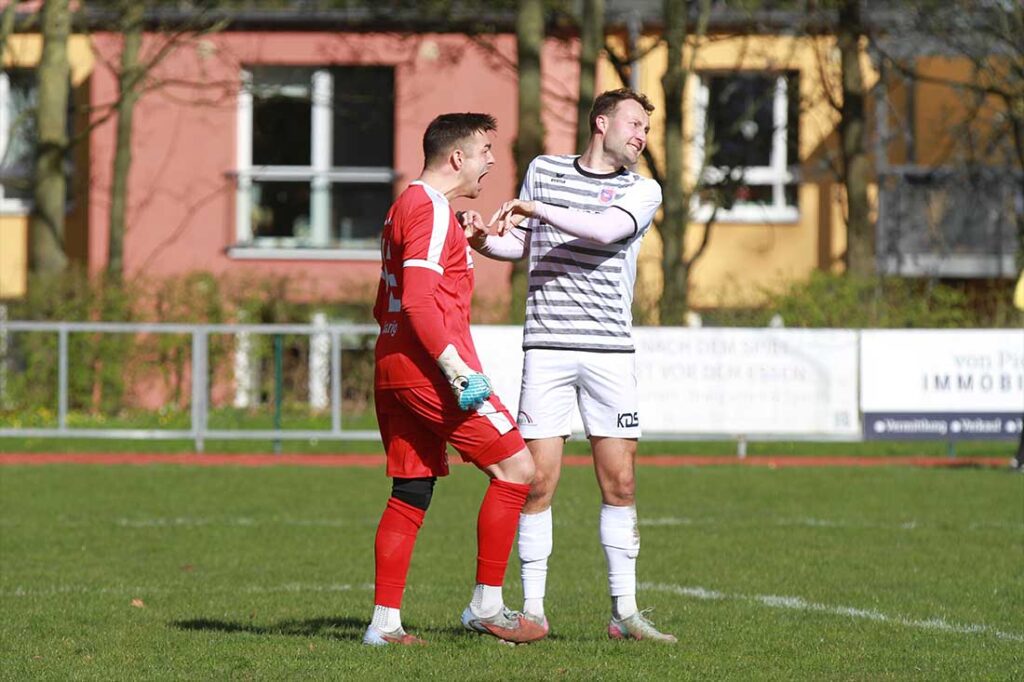 Keeper Jordan Haarig (TSV Friedrichsberg) und Erik Wegner hatten auch im zweiten Spiel gegen den SVE Comet große Freude.  © 2026 Ismail Yesilyurt