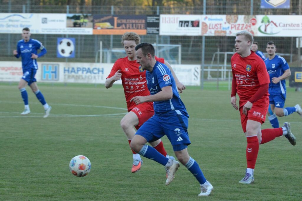Kennet Traulsen (TUS Rotenhof) bereitet mit viel Übersicht den Führungstreffer vor. © 2026 Olaf Wegerich
