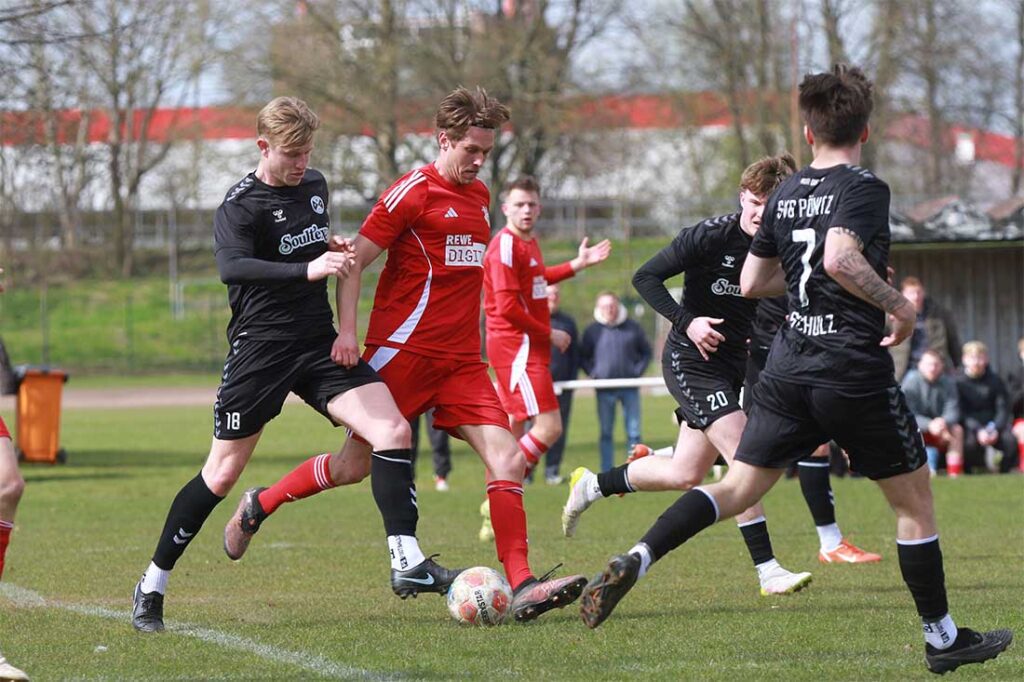 Kevin Heinz (li., SVG Pönitz) im Kampf um den Ball, ist früh hellwach zum 1:0. © 2026 Ismail Yesilyurt