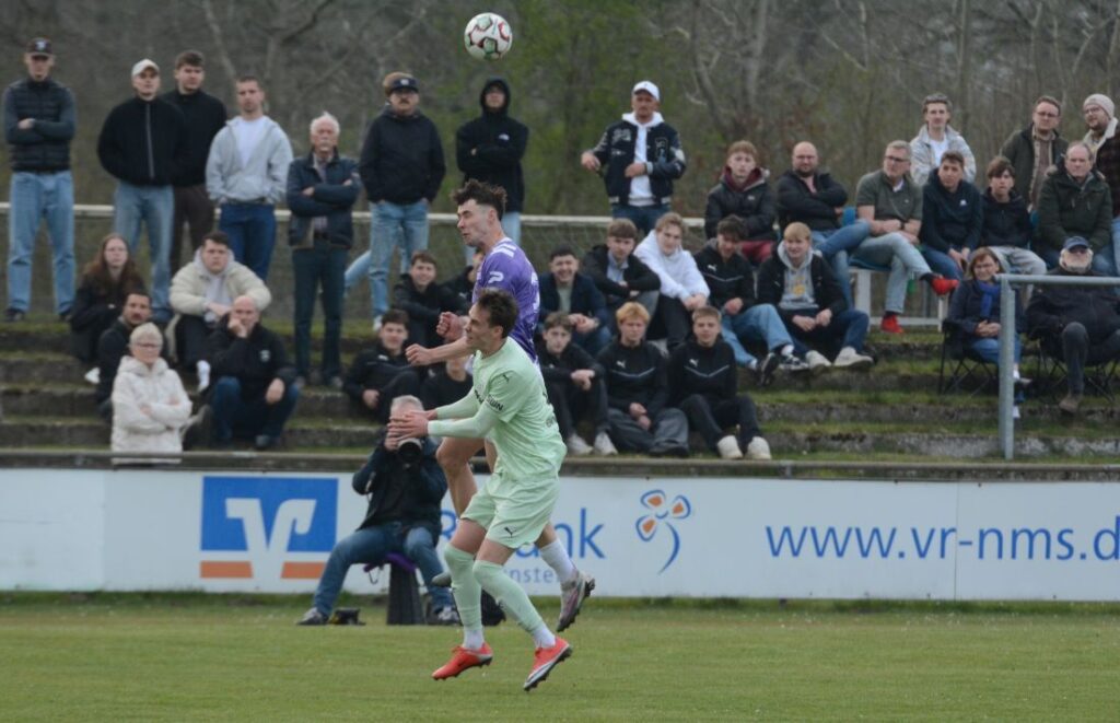 Kopfballduell - Nick Neca (VfR Neumünster) gegen Jesper Tiedemann (PSV Neumünster). © Foto Olaf Wegerich