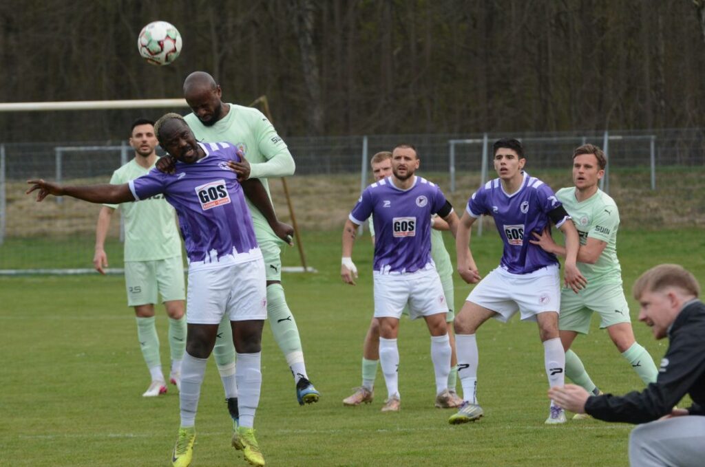 Kopfballduell zwischen VfR-Torschütze Ola Adesanya (VfR Neumünster) und Grady Zinkondo (PSV Neumünster). © 2026 Olaf Wegerich.