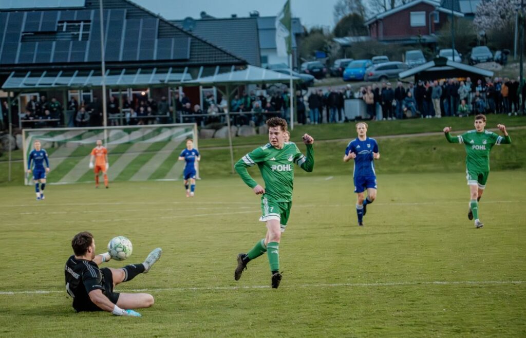 Lasse Holling (Todenbüttel) scheitert an Torhüter Justin Sörensen (TUS Rotenhof) ©Tinka Dreyer Fotografie