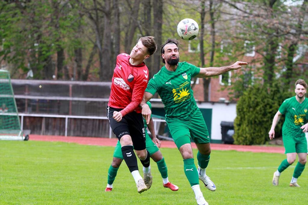 Leif Celik  (SVE Comet Kiel) im Kopfballduell mit (TSV Kropp) Bjarne Kuhn. © 2026 Ismail Yesilyurt 