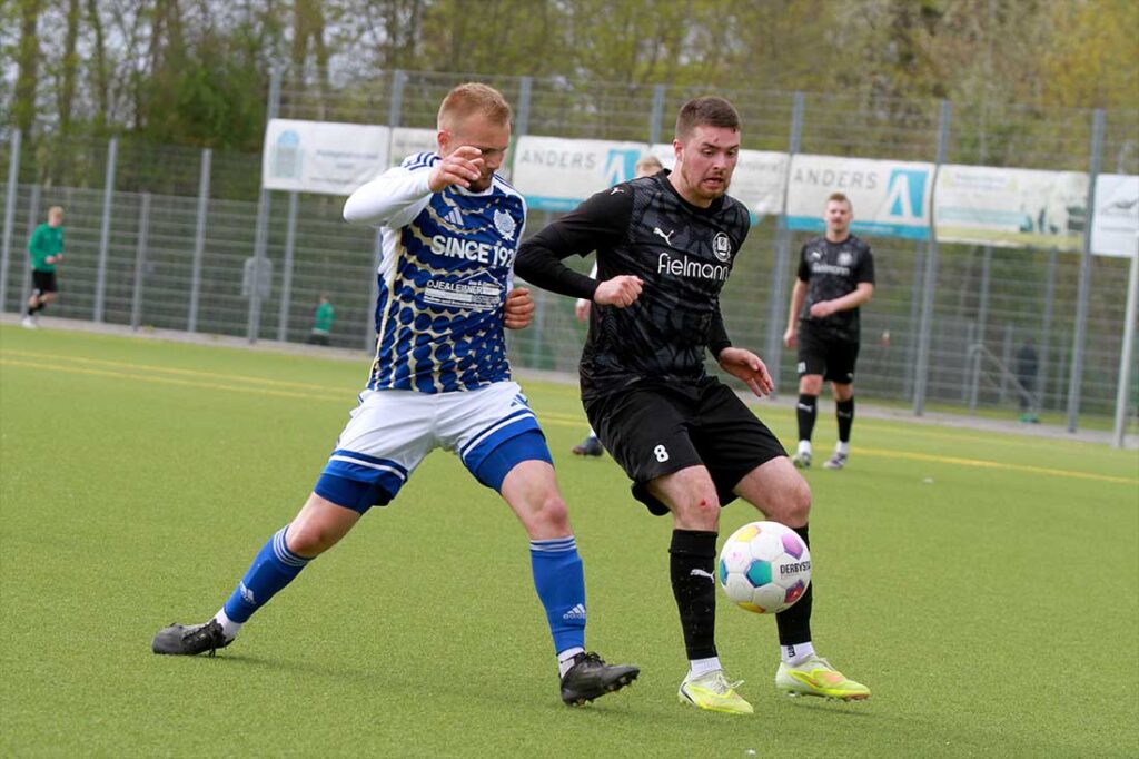 Leon Petersen (re., TSV Klausdorf) gegen xx (TSV Rantrum). © 2026 Ismail Yesilyurt