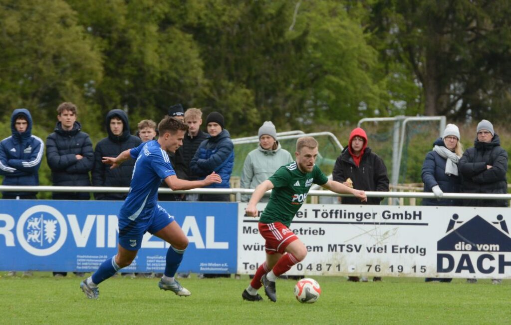 Leon Rathmann (TUS Rotenhof) verfolgt Jorit Rathje (MTSV Hohenwestedt). © 2026 Olaf Wegerich