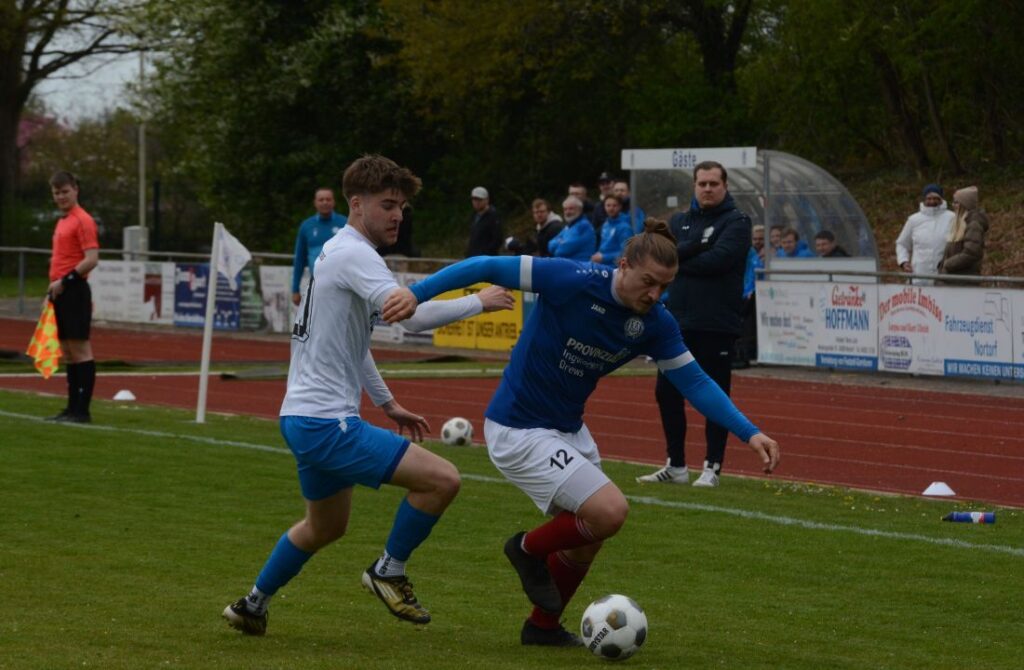 Lukas Freitag (SV Bönebüttel-Husberg) bedrängt Erk Henne (TUS Nortorf II). © 2026 Olaf Wegerich