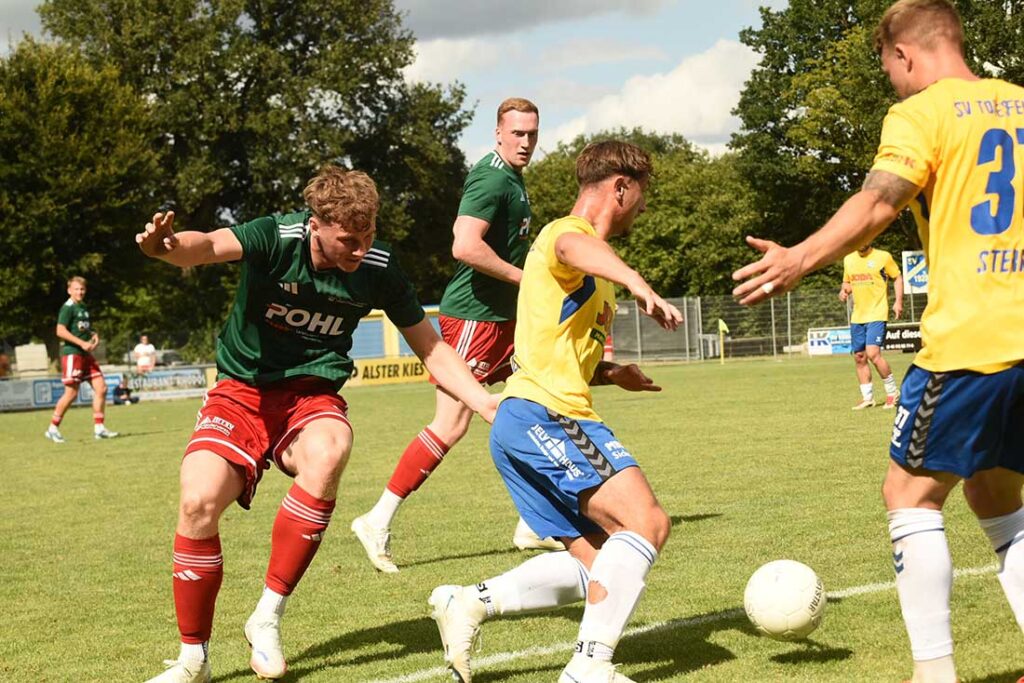 Luke Clasen (li., MTSV Hohenwestedt) gegen Pepe Kruse (SV Todesfelde), der sich bei den LOTTO-MASTERS verletzte. © 2025 Olaf Wegerich