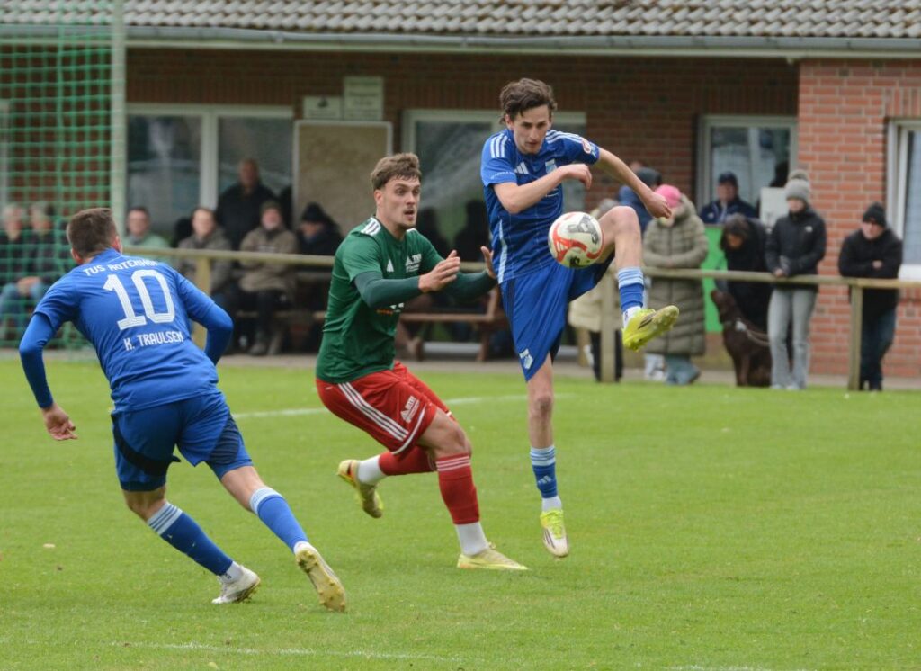 Macius Dahm (MTSV Hohenwestedt) gegen Torschütze Moritz Gersteuer (TUS Rotenhof). © 2026 Olaf Wegerich