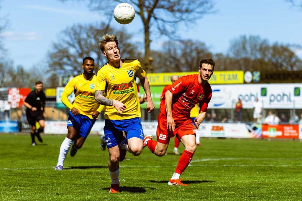 Marco Drawz (SV Todesfelde) gegen Simon Broszeit (Eutin 08). © 11ven Pixel